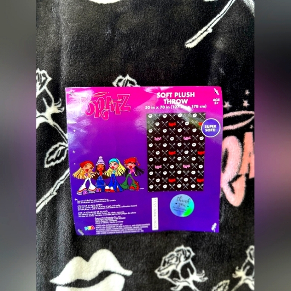Bratz Lips & Roses Black Plush Throw Blanket Brand New - Picture 3 of 4